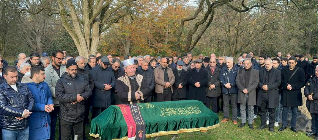 Fikret Tustaş’ın Cenazesi Volkspark Mezarlığı’nda Toprağa Verildi